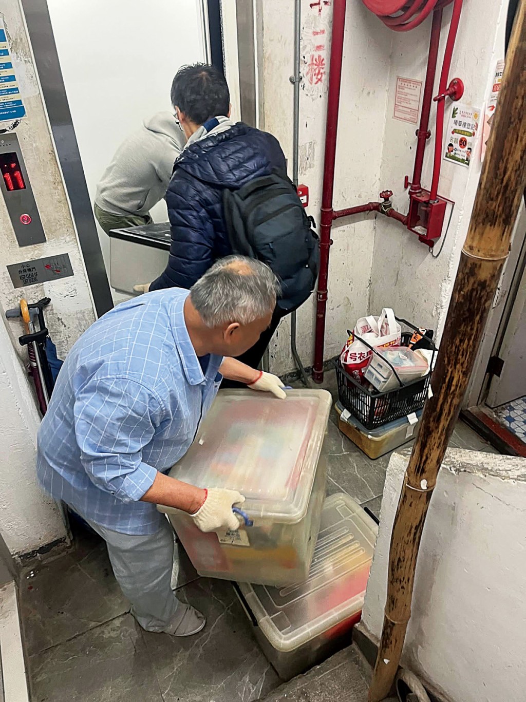 區域服務隊和義工齊心協力助黃先生由義華大廈板間房搬往「樂善村」。