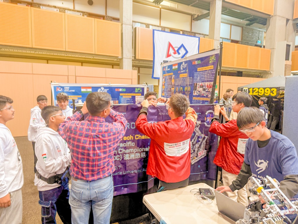 2025 FIRST科技挑戰賽亞太區公開賽與印度隊合作佈置攤位