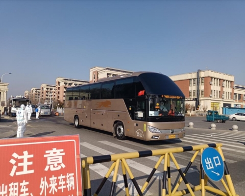遼寧大連的莊河巿大學城出現逾60名學生確診，有密切接觸的師生要陸續轉送至酒店集中隔離。 （網上圖片）