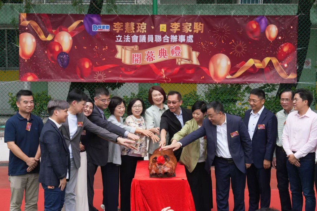 李慧琼與李家駒在黃大仙下邨設立聯合辦事處。民建聯圖片 李慧琼與李家駒在黃大仙下邨設立聯合辦事處。民建聯圖片