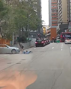 單車漢行去私家車司機位旁。fb車cam L（香港群組）Lisa Wong影片截圖