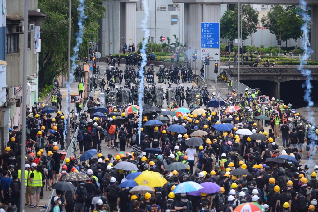 警方在安樂路及泰祥街一帶持續施放催淚煙。