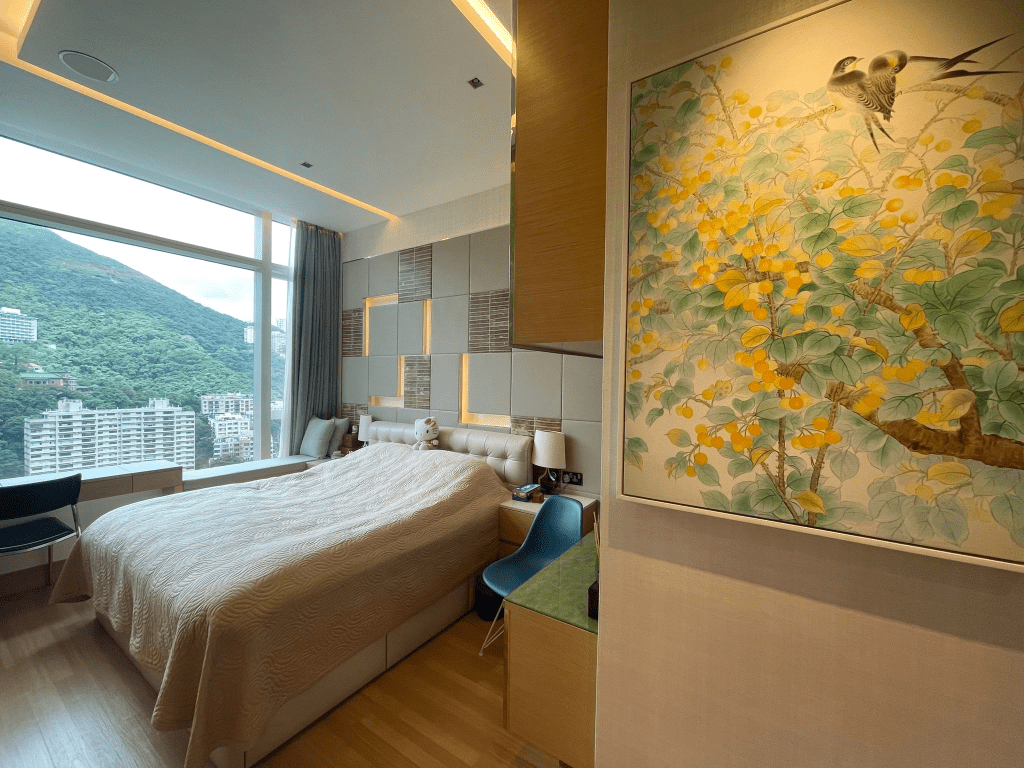 睡房空间阔落，备有阔窗观赏翠绿山景。