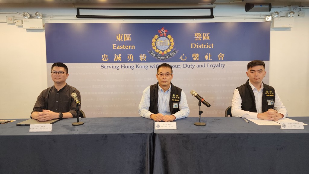 東區警區總督察（刑事）陳志良（中）、反三合會行動組偵緝督察黃焯頎（右）及香港青年協會青年違法防治中心註冊社工文習武（左）