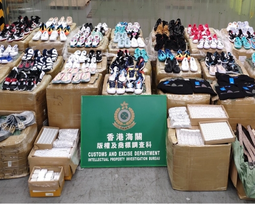 海關檢獲約5700件懷疑冒牌貨物,包括球鞋、電話配件及服飾。(政府新聞處)