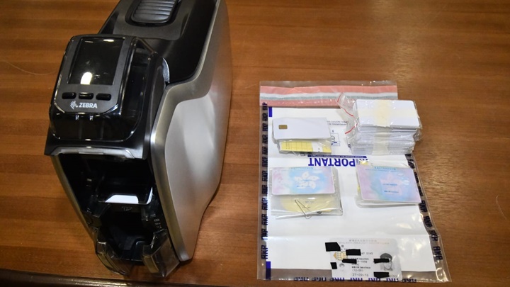 警方在行動中檢獲偽造身分證的機器