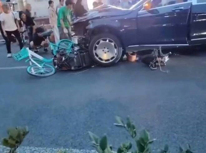 车辆撞到多名途人及自行车。