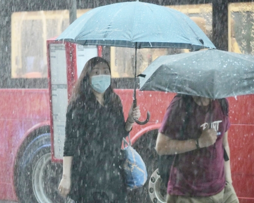 預測大致多雲，有幾陣驟雨及狂風雷暴，初時部分地區雨勢較大。資料圖片
