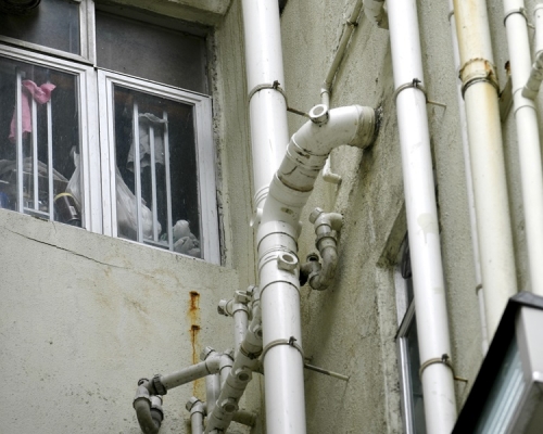 政府有意提高新建大廈排水系統標準，避免大廈排水渠成為播疫源頭。資料圖片