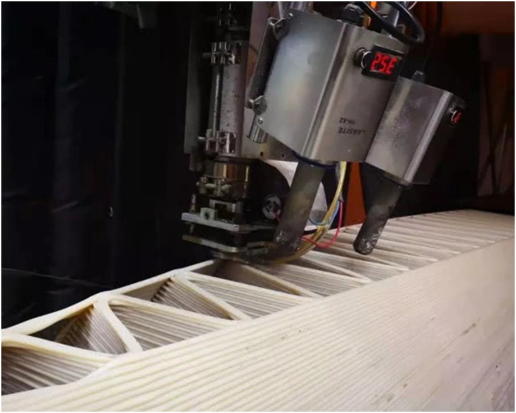 這座橋具有復雜的多維度曲面。