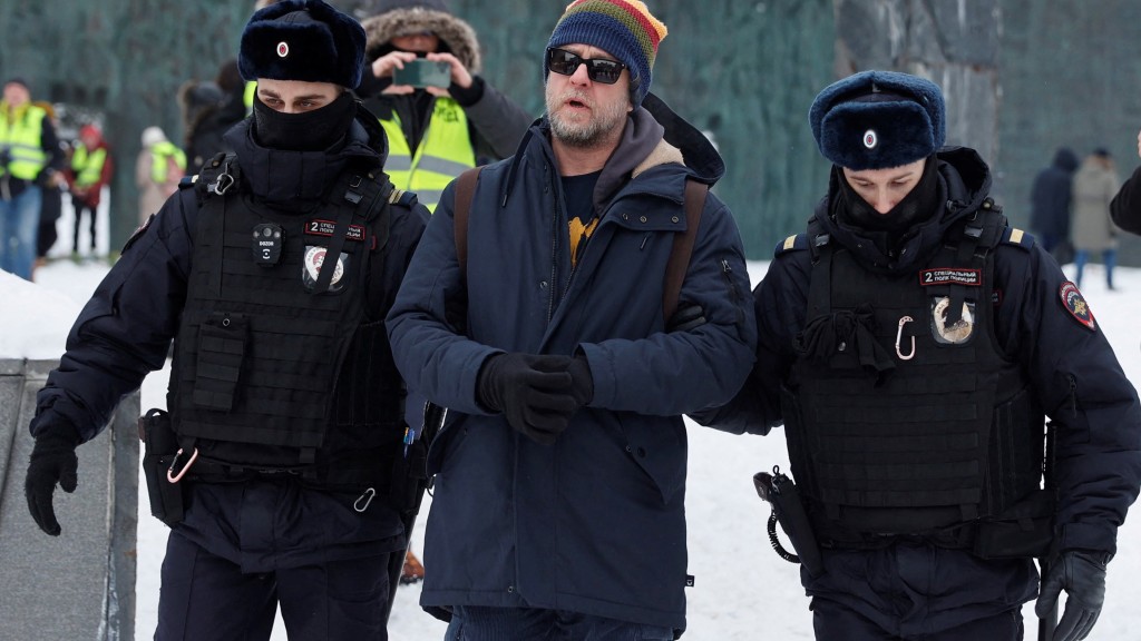 参加纳瓦尔尼悼念活动的人在莫斯科被捕。 路透社