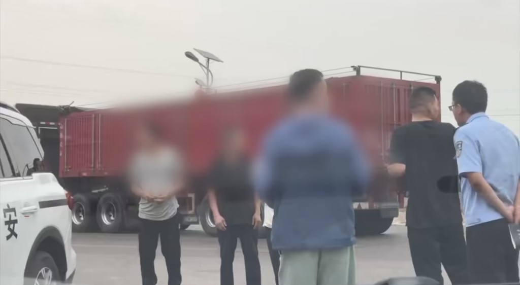 3名疑似智障人員在山西磚廠被迫從事苦力勞動。新京報 3名疑似智障人員在山西磚廠被迫從事苦力勞動。新京報