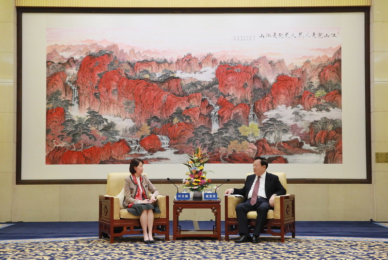 11月21日，夏寶龍（右）在北京會見特首辦主任葉文娟（左）。港澳辦網站圖片