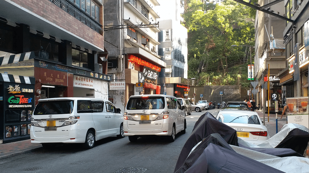 白蘭軒道與鄰近棉登徑都是特色街道，都是「食街」及「酒吧街」，向來是優皮一族好去處，只是在經濟不景下黯然失色。