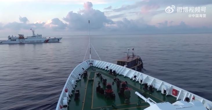 從中國海警公佈的影片可見，菲律賓的船隻以極近距離通過中方船隻。