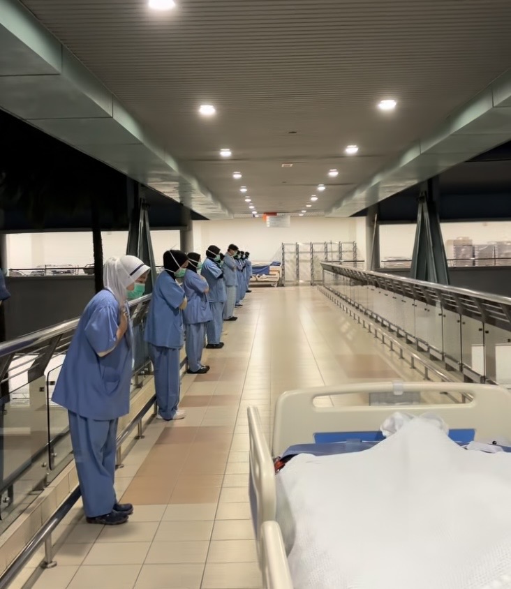 醫護人員送別捐贈器官的青年，低頭向他致敬。 fb / Hospital Sungai Buloh Selangor