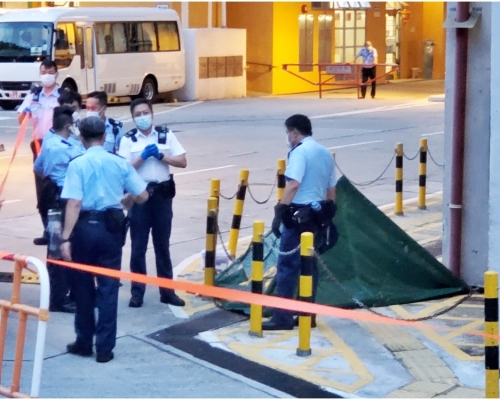 警方以帳篷遮蓋死者遺體。