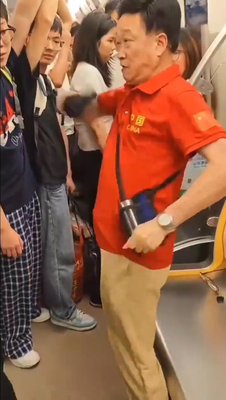 成都地铁阿伯野蛮抢座位，少女母亲奋力反抗。抖音