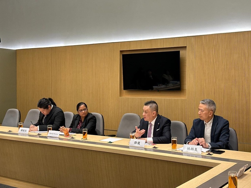 梁美芬教授率領七名立法會議員及十二名核心成員,前往政府總部向政制及內地事務局局長謝小華正式提交《就香港特別行政區經濟和社會發展第一個五年規劃——發展民間外交融入及服務國家大局建議書》。 梁美芬教授率領七名立法會議員及十二名核心成員,前往政府總部向政制及內地事務局局長謝小華正式提交《就香港特別行政區經濟和社會發展第一個五年規劃——發展民間外交融入及服務國家大局建議書》。
