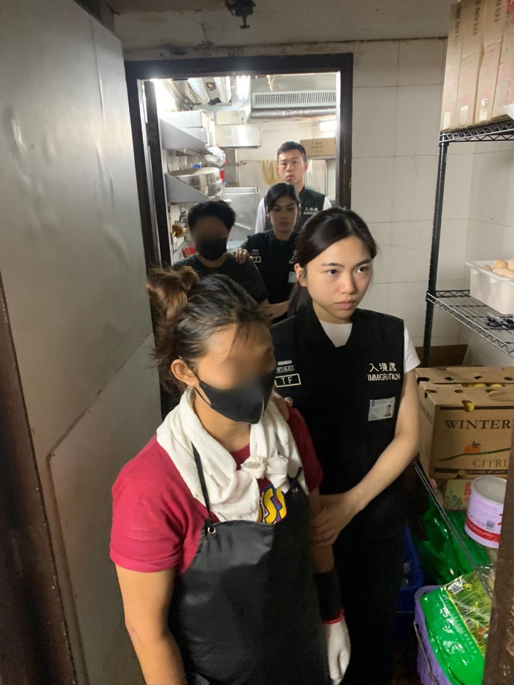 入境處拘捕6名懷疑非法勞工及5名涉嫌聘用非法勞工的僱主。