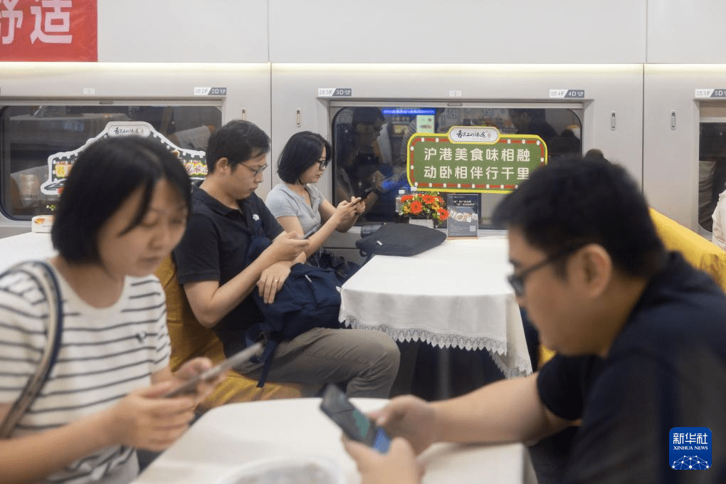 乘客搭乘滬港高鐵動臥首趟列車由上海開往香港。新華社