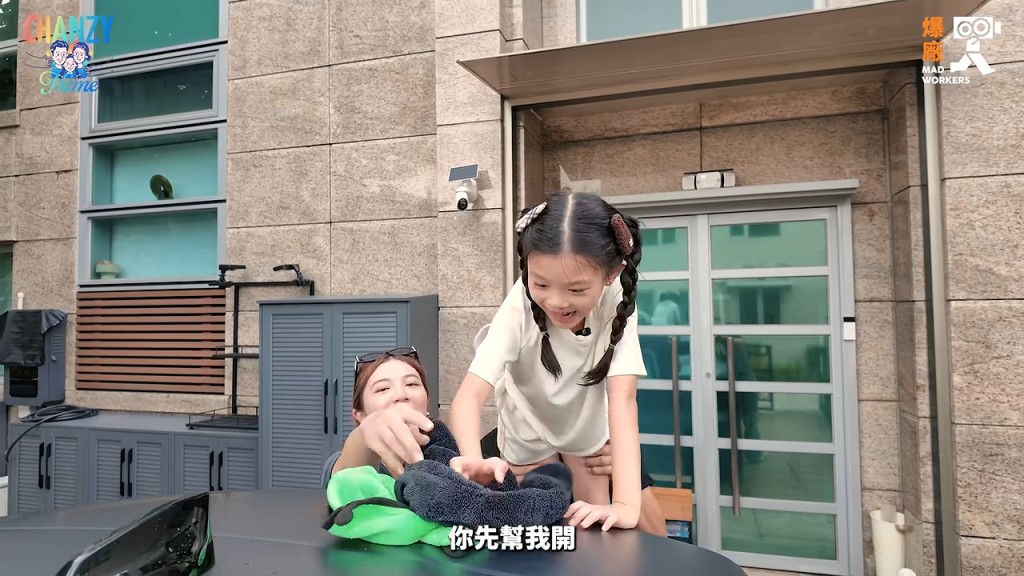 小豬比化身「人肉」毛巾,在爸爸幫助下趴在車頂抹車。 小豬比化身「人肉」毛巾,在爸爸幫助下趴在車頂抹車。