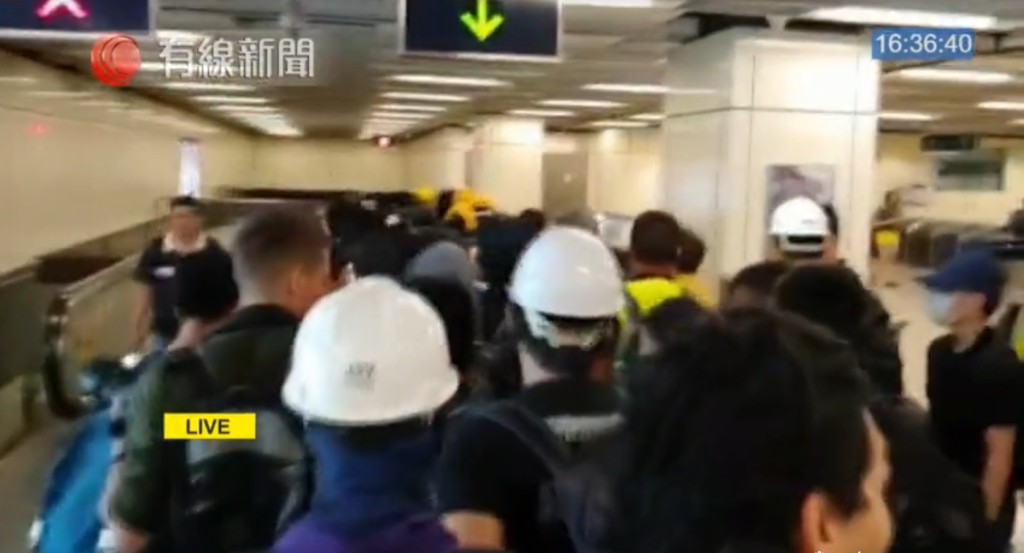 大批示威者突衝進尖東站。有線新聞