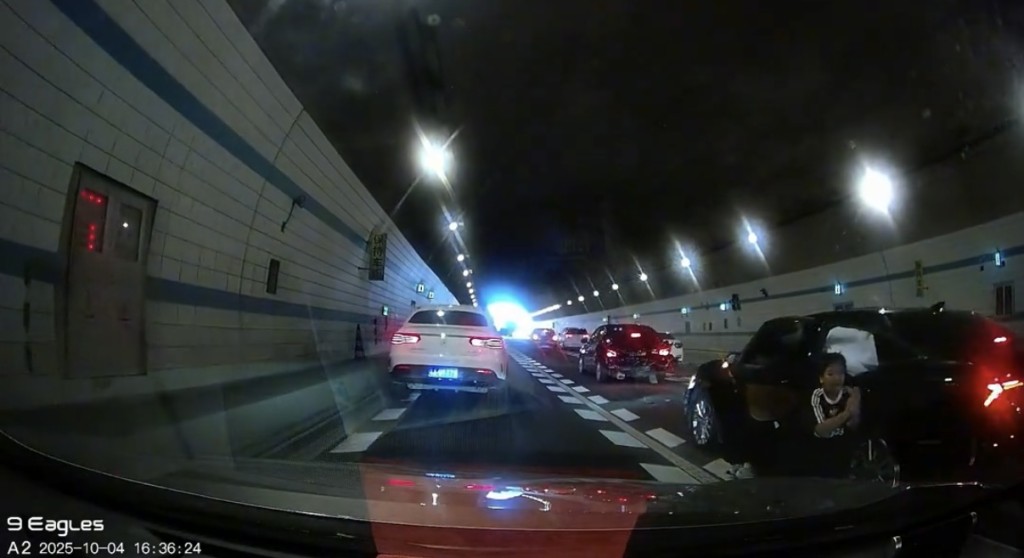 10歲男孩為救車內昏迷的母親，跪地攔車求救。抖音@不是妞妞的妞兒