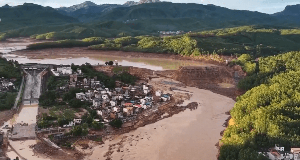 橋樑沖毀獨田村斷網斷電成孤島,逾200人受困。 央視 橋樑沖毀獨田村斷網斷電成孤島,逾200人受困。 央視