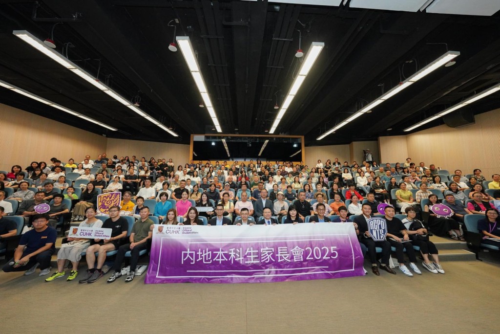 開學在即,警方聯同中文大學在校園舉辦活動,向內地生及家長宣傳防騙信息。 開學在即,警方聯同中文大學在校園舉辦活動,向內地生及家長宣傳防騙信息。