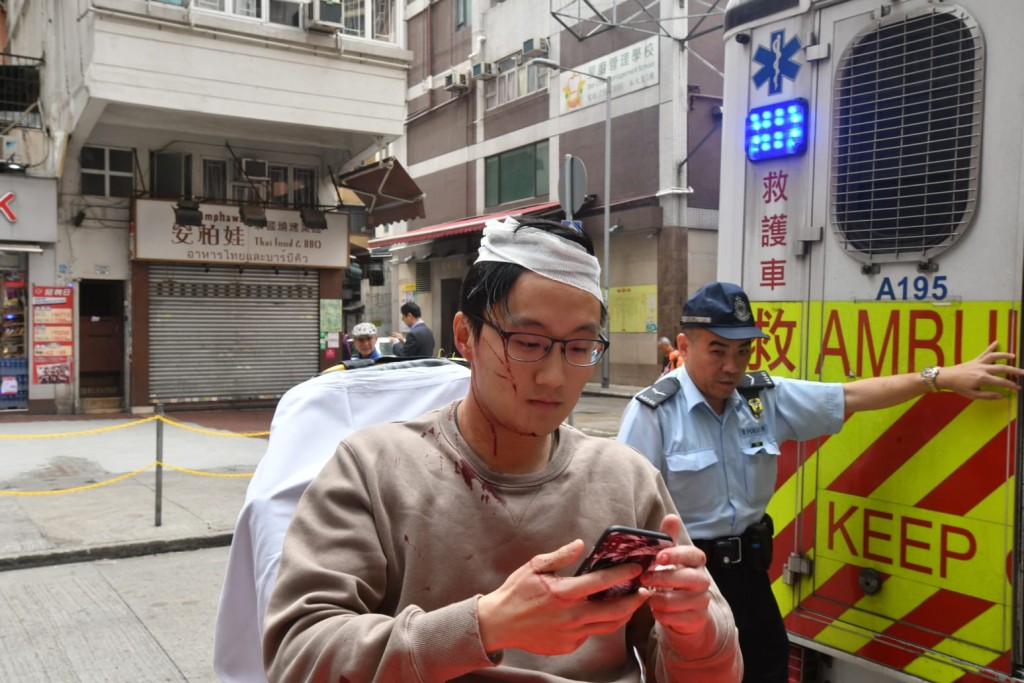 有男子被扑頭搶走20萬元。