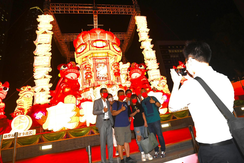 鄧炳強今日出席全球最大型宮燈的亮燈儀式。