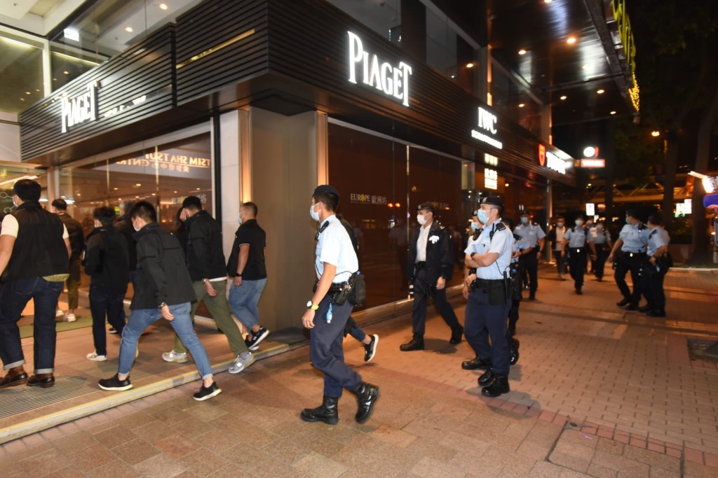 逾百警油尖區查夜場。