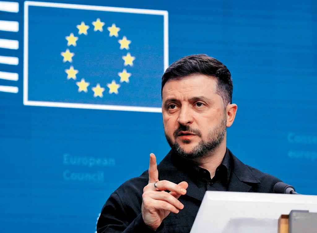 烏總統澤連斯基周四在布魯塞爾歐盟峰會新聞發布會上講話。