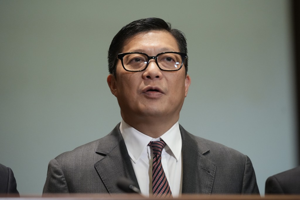 保安局局長鄧炳強表示，有議員關注批評政府是否犯法，他強調是不會。劉駿軒攝