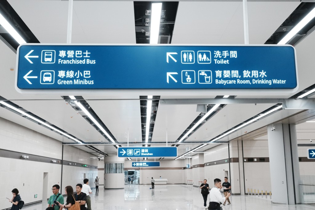 指示牌清晰,方便旅客過境。 指示牌清晰,方便旅客過境。