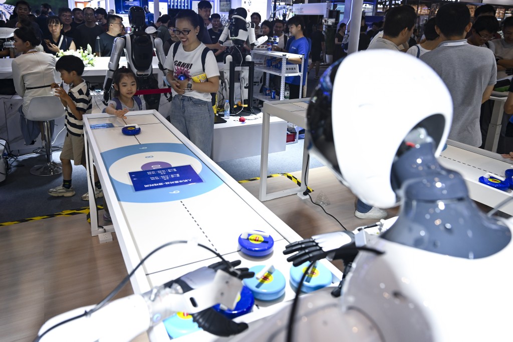 2025世界人工智能大會上，有機械人展示與人類玩冰壺的能力。新華社