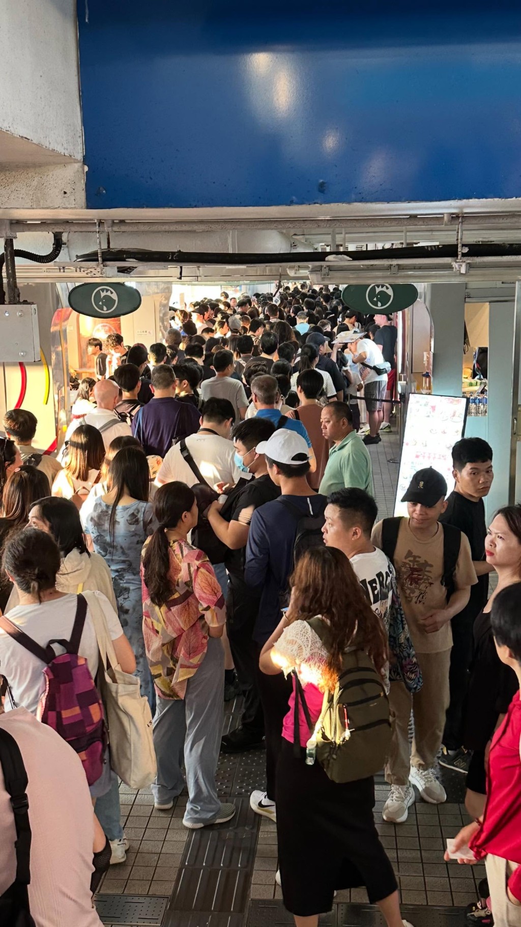 在中環那邊的天星碼頭,也有過尖沙咀 的人潮,有網民指「本身諗住陪朋友搭 天星小輪由中環過尖沙咀,點知啲人多 到由碼頭倒灌出返條天橋」。Threads截圖 在中環那邊的天星碼頭,也有過尖沙咀 的人潮,有網民指「本身諗住陪朋友搭 天星小輪由中環過尖沙咀,點知啲人多 到由碼頭倒灌出返條天橋」。Threads截圖