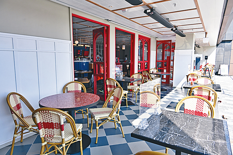 ●餐廳以時尚的巴黎小餐館為設計藍本，加上無敵海景及悠閒的露天茶座，在此用餐分外寫意。