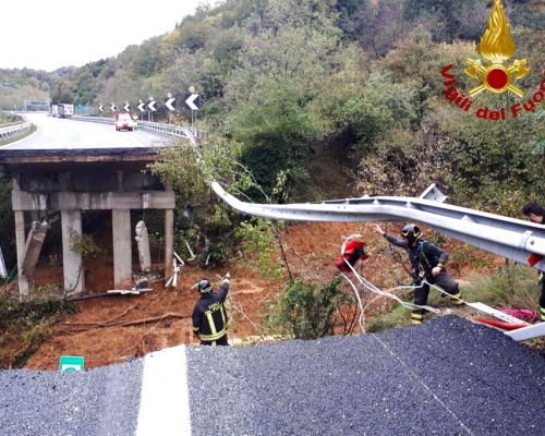 公路的其中一段高架桥周日被塌下来的山泥撞毁。AP