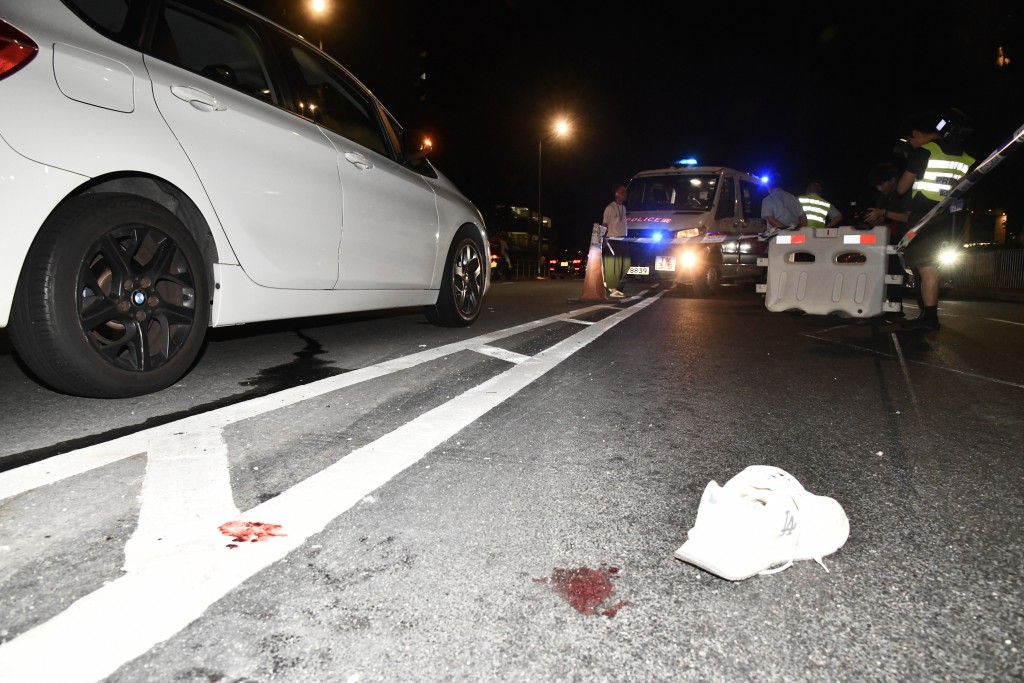 馬路上遺下一灘血迹。 馬路上遺下一灘血迹。