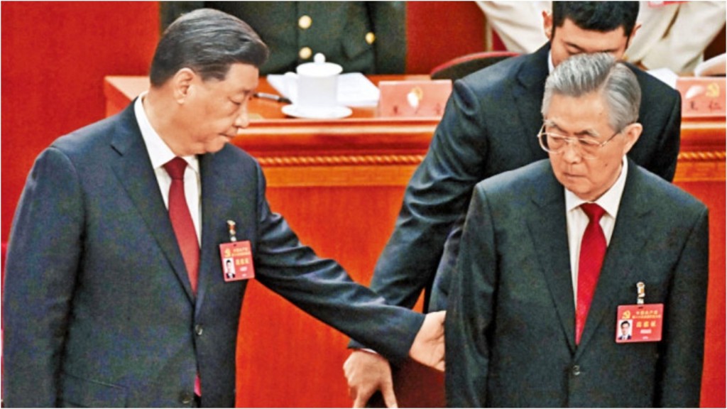 在之前的會議上,胡錦濤(右)在工作人員攙扶下就座。習近平在旁幫忙。資料圖片