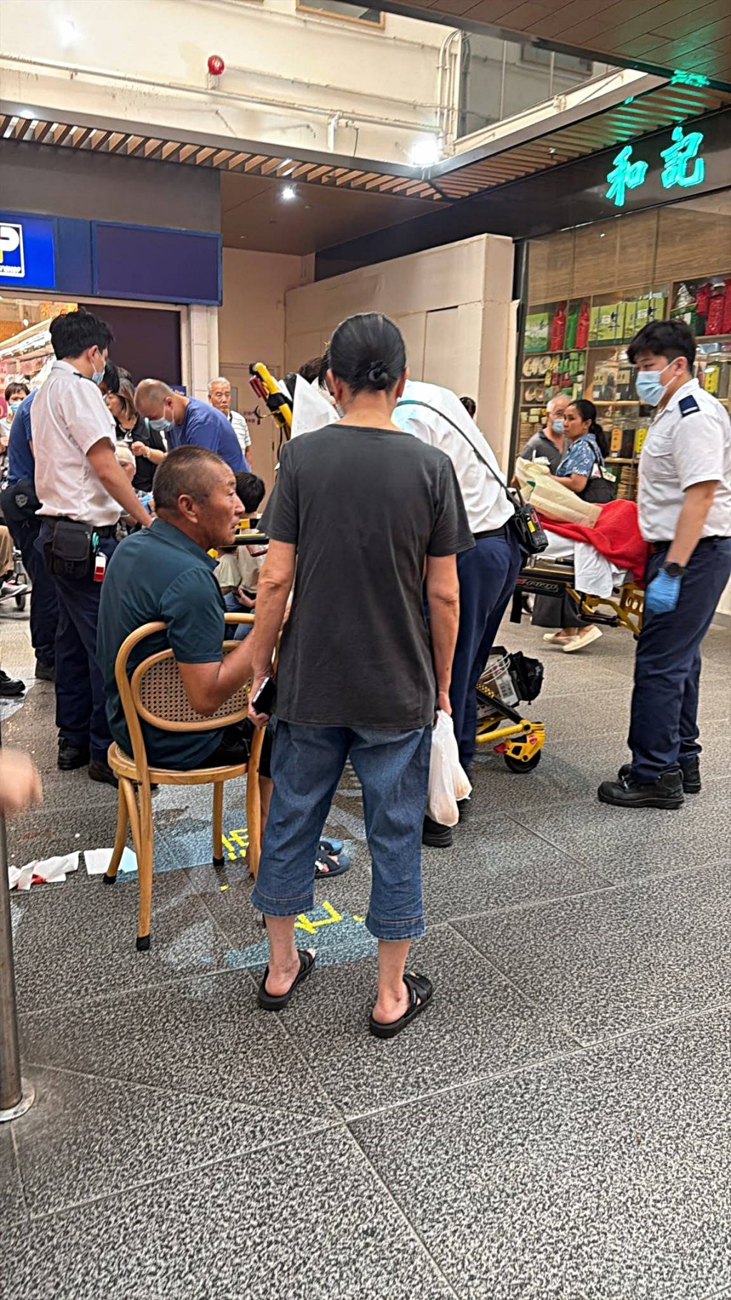 救護員到場替傷者敷治。fb:我們都是石籬邨長大的 救護員到場替傷者敷治。fb:我們都是石籬邨長大的