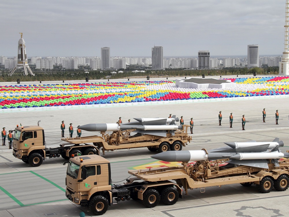 阅兵展示土库曼军队多种武器。路透社图片