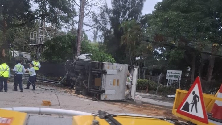 貨車在香港仔隧道黃竹坑出口翻側,司機受傷。fb香港交通及突發事故報料區圖片