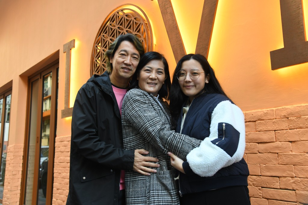 對Minnie來說，每個孩子都是獨特的，各有長短，家長 應多發掘孩子的長處，接納他們的不完美。圖為Minnie與丈夫及二女Coco的合照。（圖片由受訪者提供）