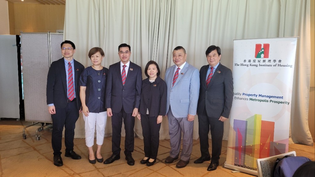 香港房屋经理学会就物管方面向政府提出多项建议。赵克平摄