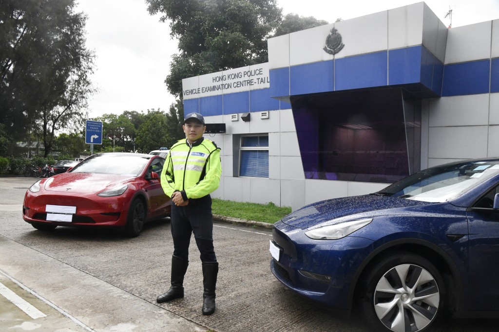 警方在屯門區打擊白牌車,拘捕兩名司機及扣查兩輛私家車。徐裕民攝 警方在屯門區打擊白牌車,拘捕兩名司機及扣查兩輛私家車。徐裕民攝