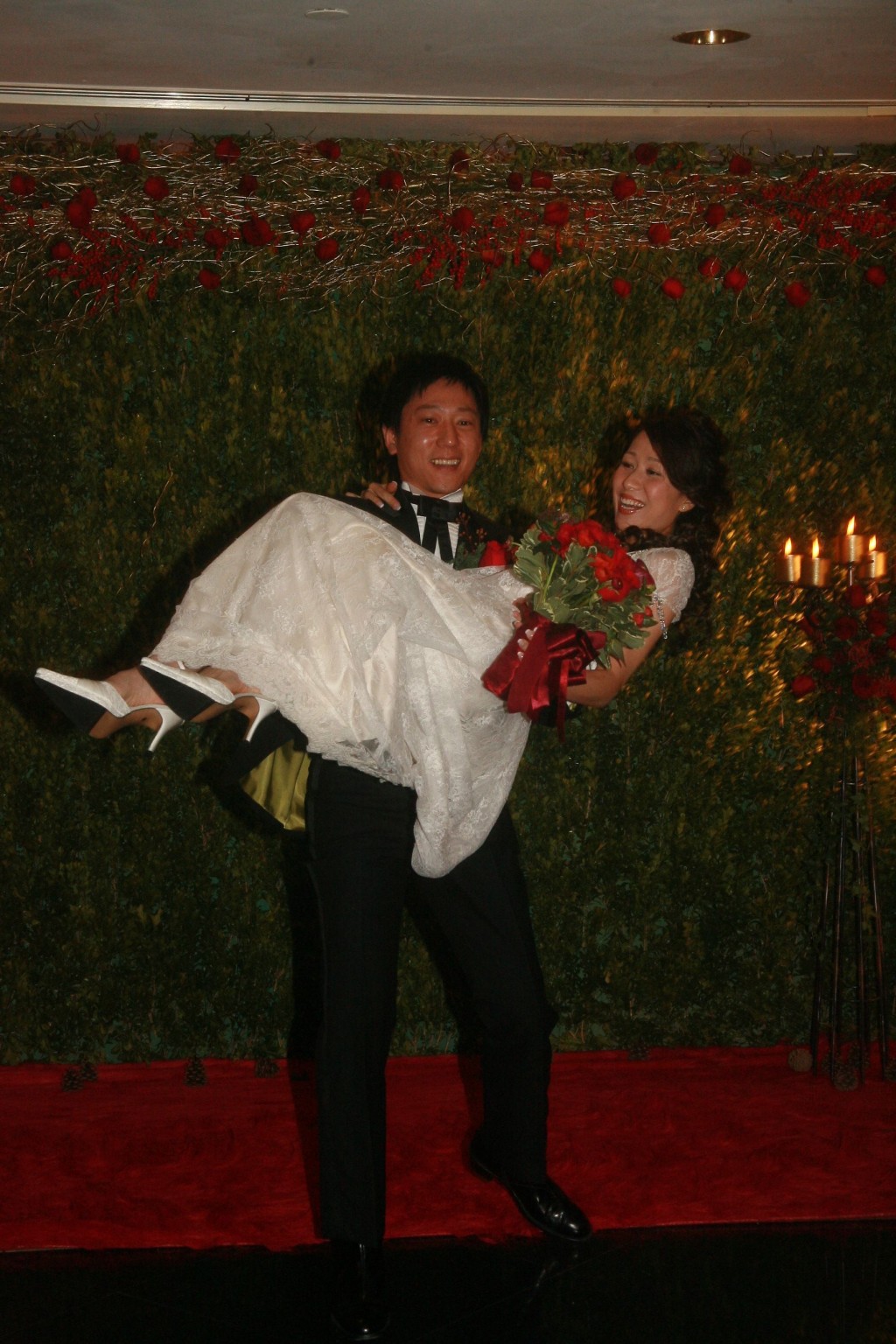 邝文珣2006年的平安夜与应德荣结婚。