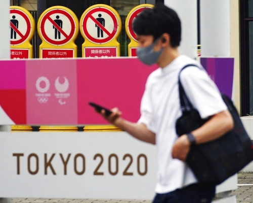 日本傳媒報道指，當局正考慮要求入場觀看東京奧運的人士，必須出示新冠疫苗接種記錄，或一周內的的病毒檢測陰性證明。AP圖片